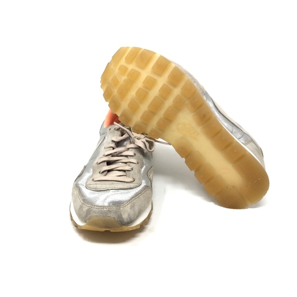 nike wmns air pegasus 83